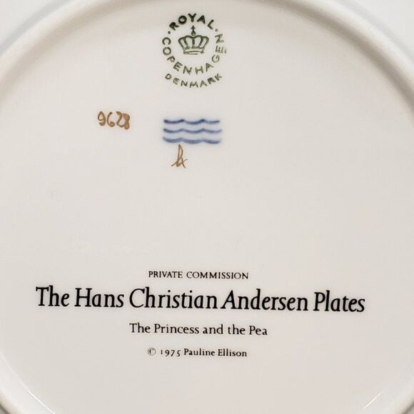 Royal Copenhagen The Princess & the Pea Hans Christian Andersen Collectors Plate - Picture 4 of 8